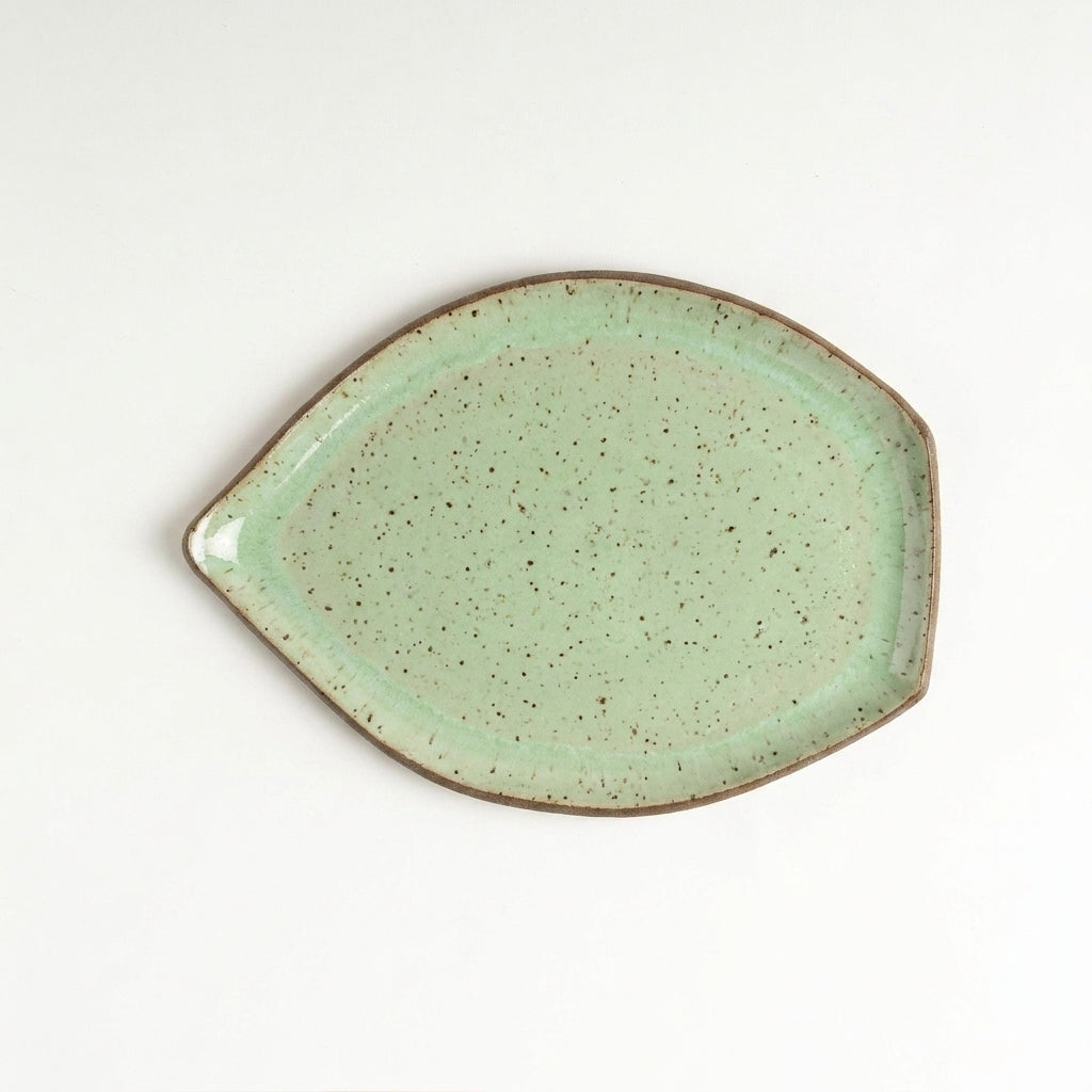 Travessa Folha em cerâmica artesanal — tamanho 25CM x 18CM, argila Flocos, esmalte Verde Menta