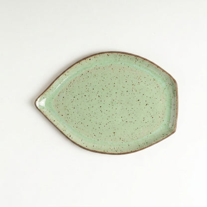 Travessa Folha em cerâmica artesanal — tamanho 25CM x 18CM, argila Flocos, esmalte Verde Menta