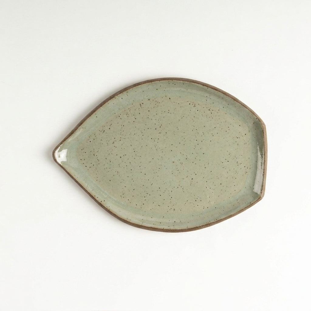 Travessa Folha em cerâmica artesanal — tamanho 25CM x 18CM, argila Flocos, esmalte Verde Pompeia