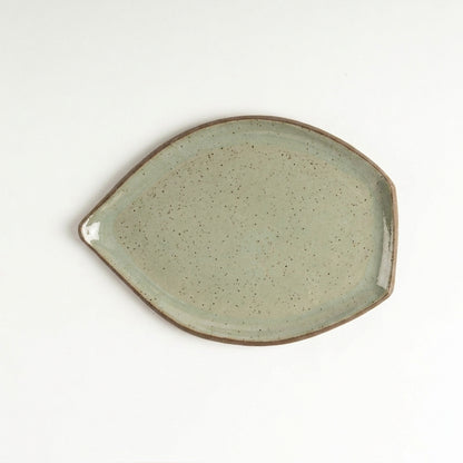 Travessa Folha em cerâmica artesanal — tamanho 25CM x 18CM, argila Flocos, esmalte Verde Pompeia