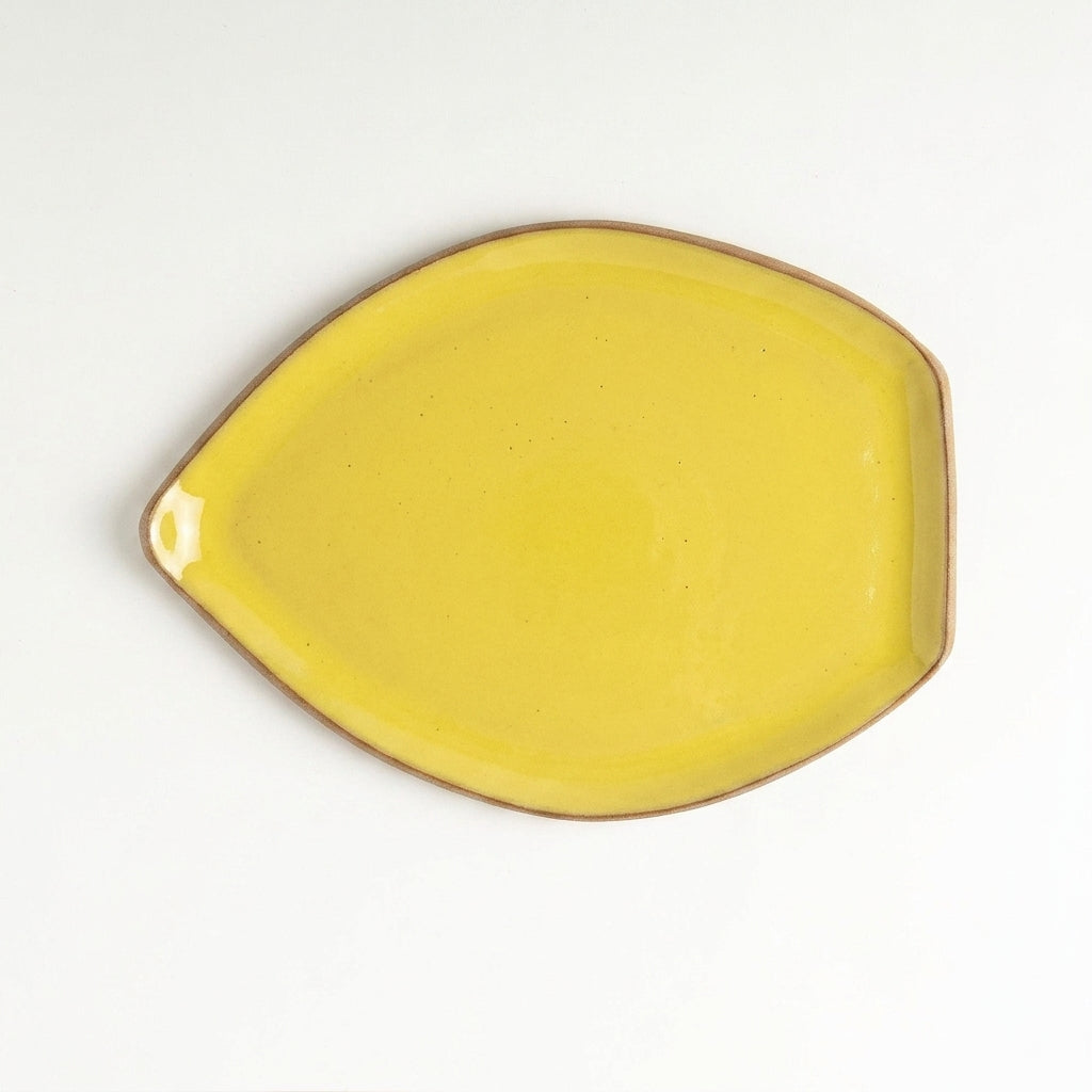 Travessa Folha em cerâmica artesanal — tamanho 27CM x 20CM, argila Cappuccino, esmalte Amarelo Intenso