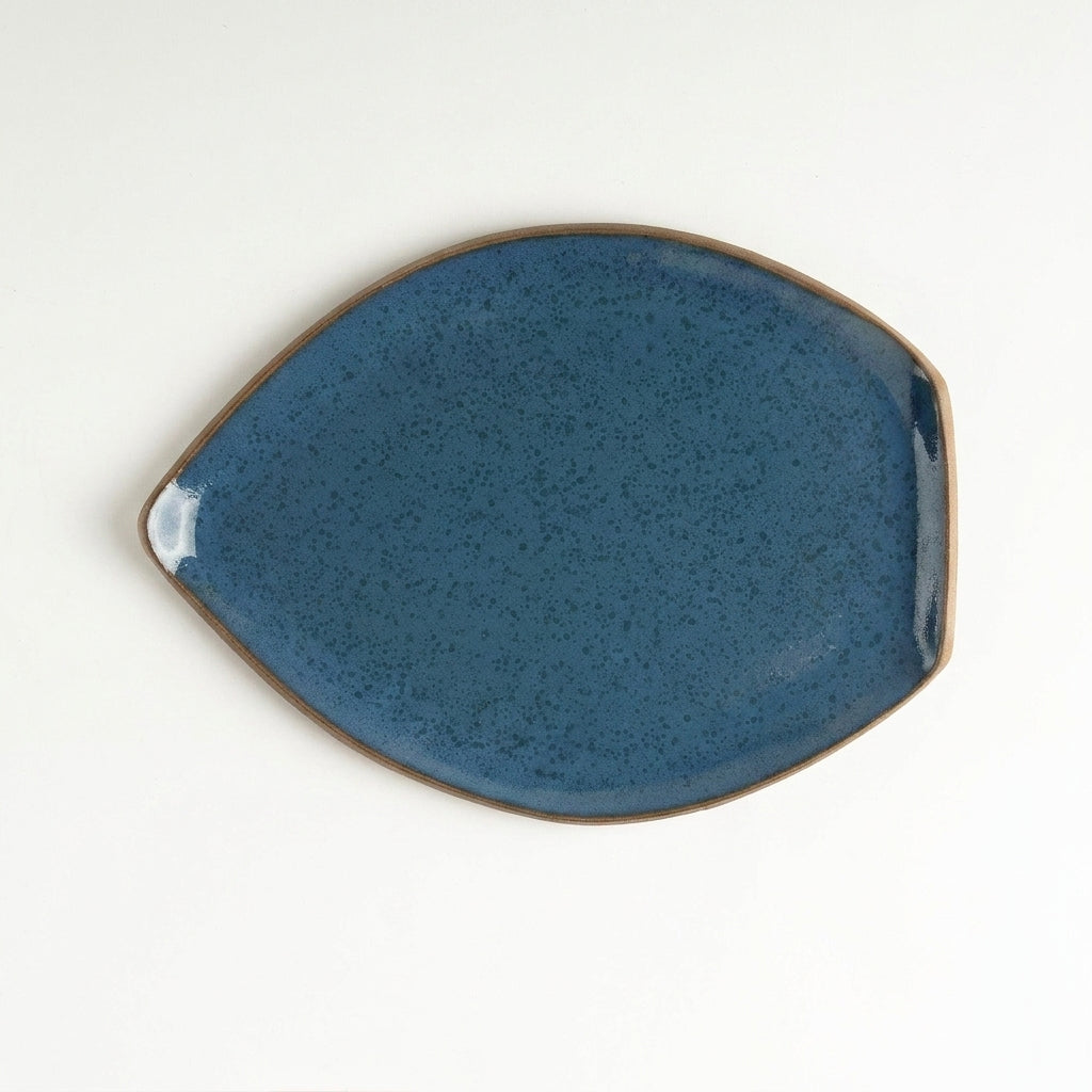 Travessa Folha em cerâmica artesanal — tamanho 27CM x 20CM, argila Cappuccino, esmalte Azul Safira