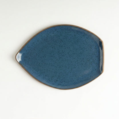 Travessa Folha em cerâmica artesanal — tamanho 27CM x 20CM, argila Cappuccino, esmalte Azul Safira