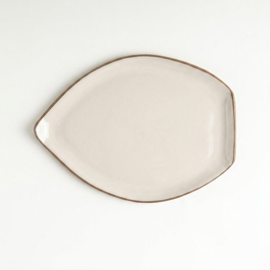 Travessa Folha em cerâmica artesanal — tamanho 27CM x 20CM, argila Cappuccino, esmalte Branco AMME