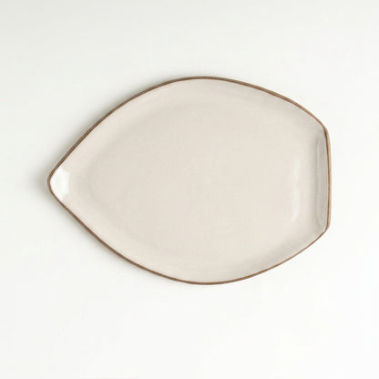 Travessa Folha em cerâmica artesanal — tamanho 27CM x 20CM, argila Cappuccino, esmalte Branco AMME