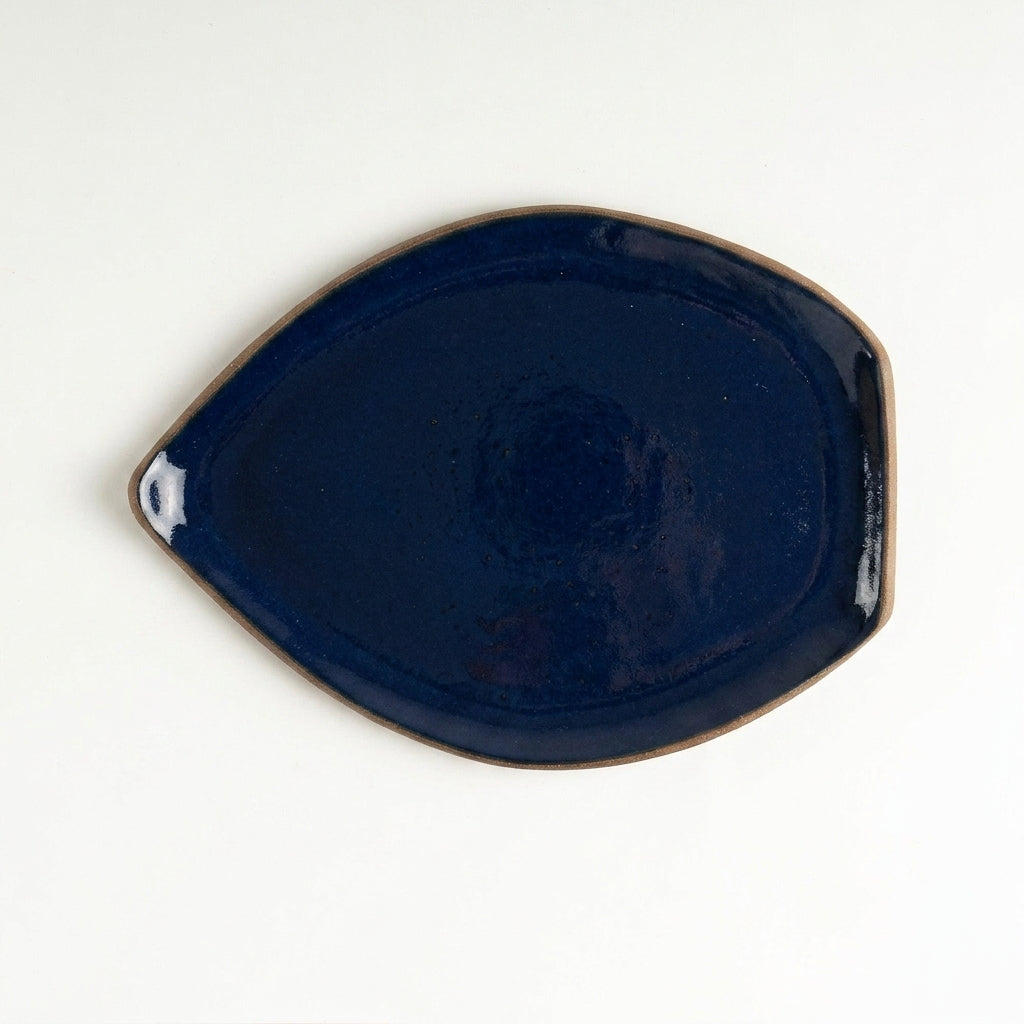Travessa Folha em cerâmica artesanal — tamanho 27CM x 20CM, argila Cappuccino, esmalte Lazuli