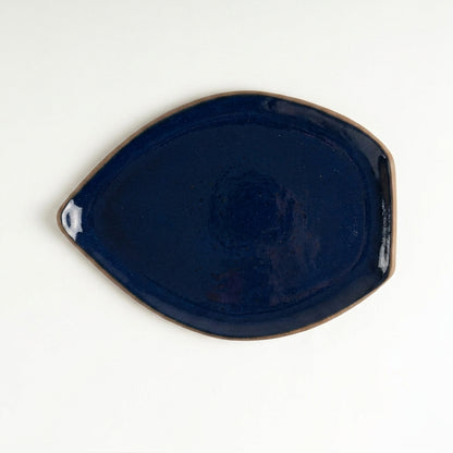 Travessa Folha em cerâmica artesanal — tamanho 27CM x 20CM, argila Cappuccino, esmalte Lazuli