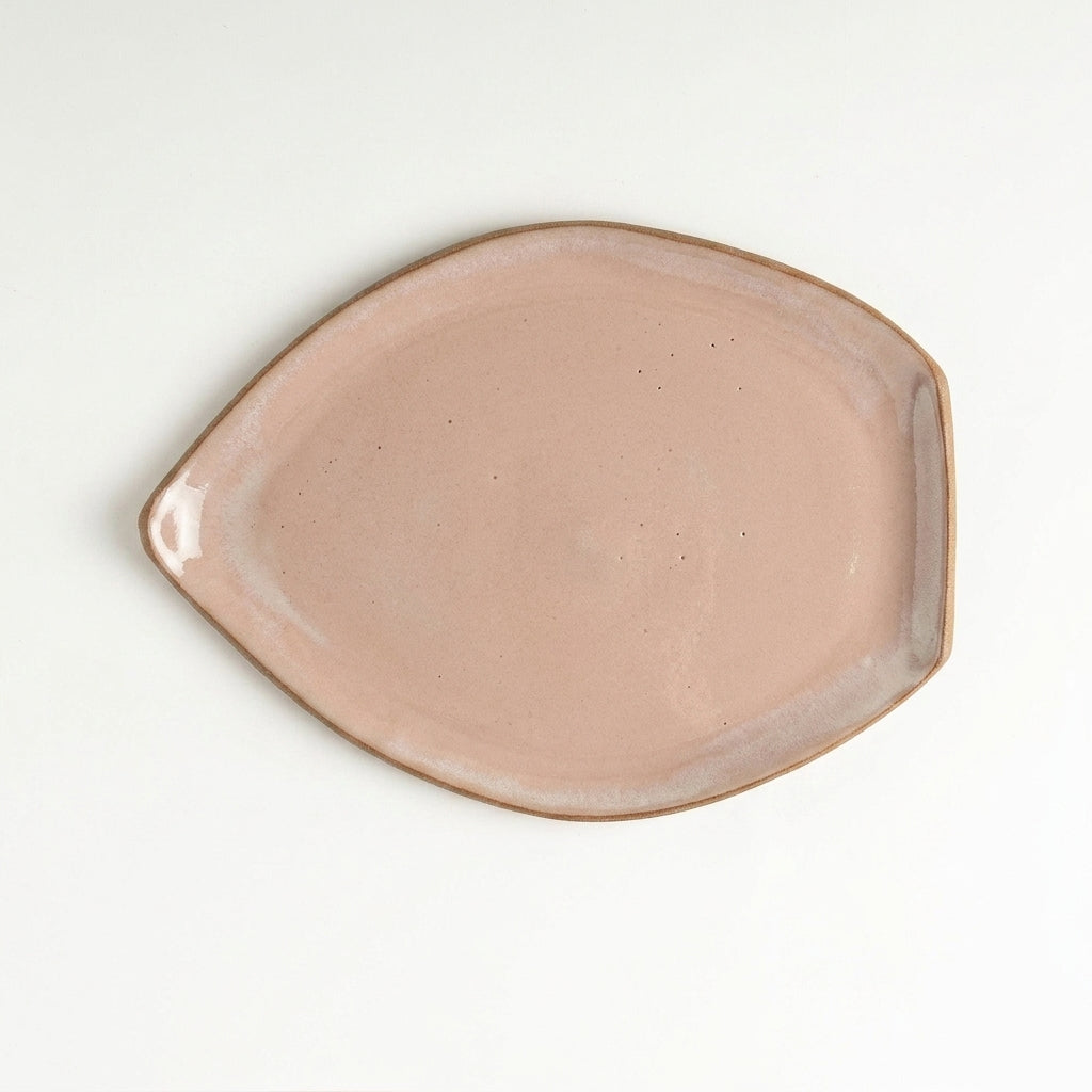 Travessa Folha em cerâmica artesanal — tamanho 27CM x 20CM, argila Cappuccino, esmalte Nude