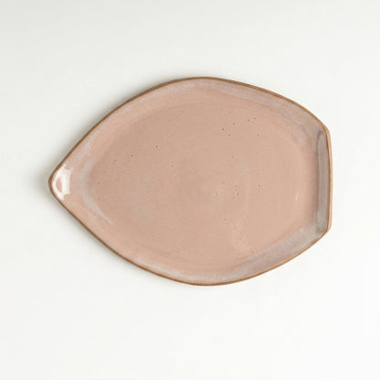 Travessa Folha em cerâmica artesanal — tamanho 27CM x 20CM, argila Cappuccino, esmalte Nude
