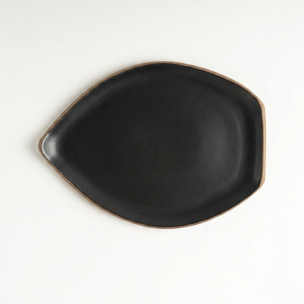 Travessa Folha em cerâmica artesanal — tamanho 27CM x 20CM, argila Cappuccino, esmalte Preto Acetinado