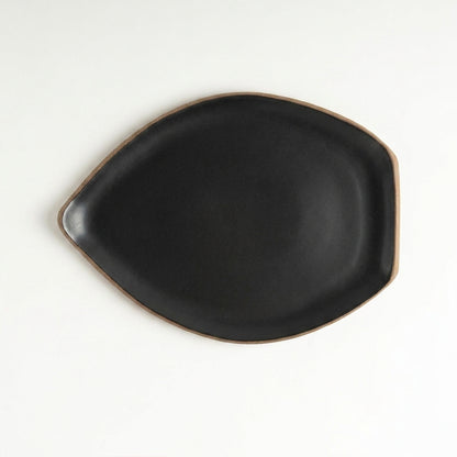 Travessa Folha em cerâmica artesanal — tamanho 27CM x 20CM, argila Cappuccino, esmalte Preto Acetinado
