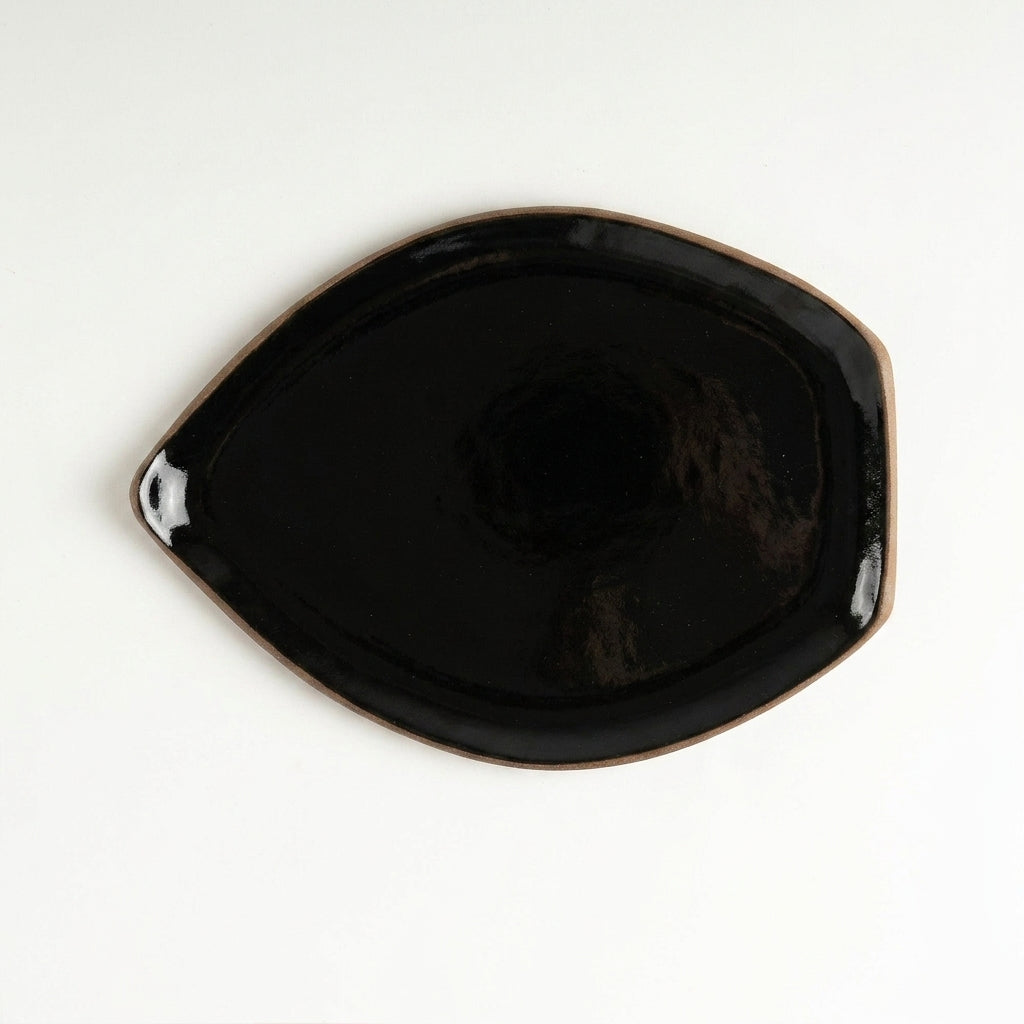 Travessa Folha em cerâmica artesanal — tamanho 27CM x 20CM, argila Cappuccino, esmalte Preto Ébano