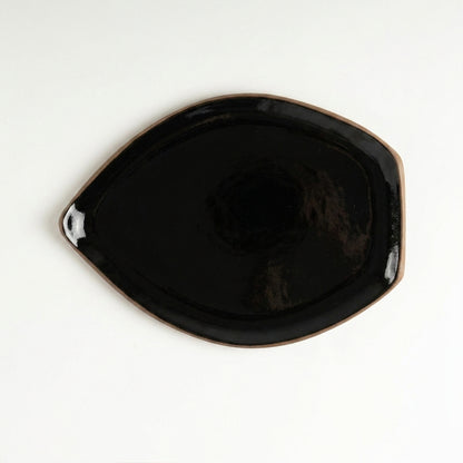 Travessa Folha em cerâmica artesanal — tamanho 27CM x 20CM, argila Cappuccino, esmalte Preto Ébano