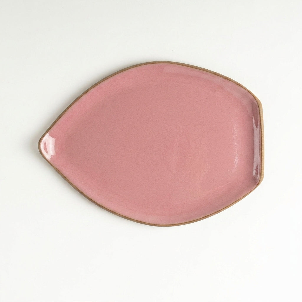 Travessa Folha em cerâmica artesanal — tamanho 27CM x 20CM, argila Cappuccino, esmalte Rosa Barbie