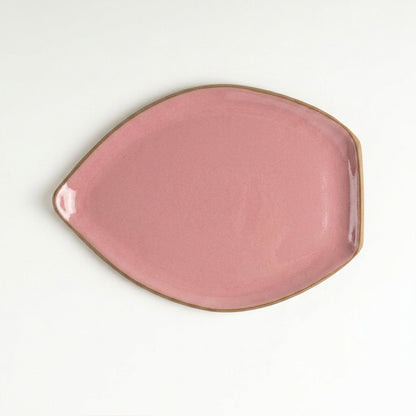 Travessa Folha em cerâmica artesanal — tamanho 27CM x 20CM, argila Cappuccino, esmalte Rosa Barbie