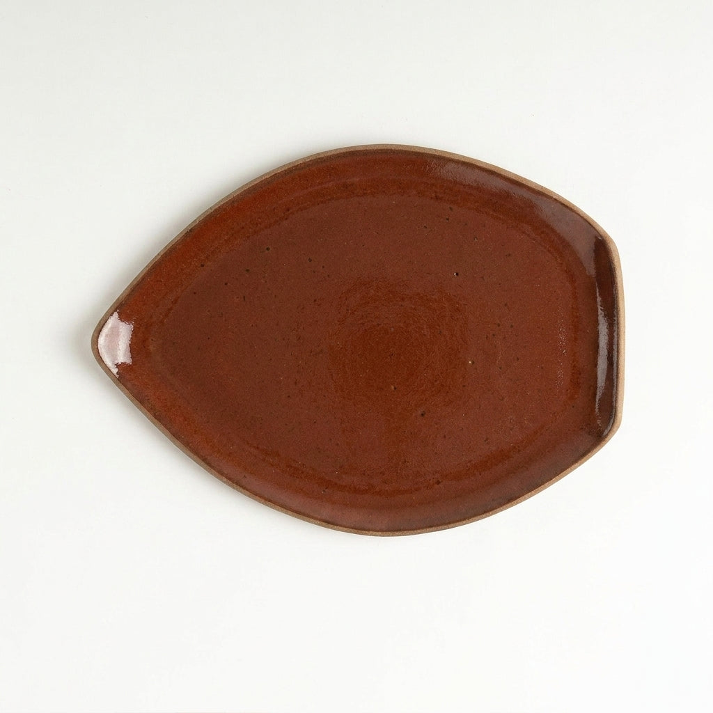 Travessa Folha em cerâmica artesanal — tamanho 27CM x 20CM, argila Cappuccino, esmalte Sol de Terracota