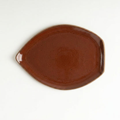 Travessa Folha em cerâmica artesanal — tamanho 27CM x 20CM, argila Cappuccino, esmalte Sol de Terracota