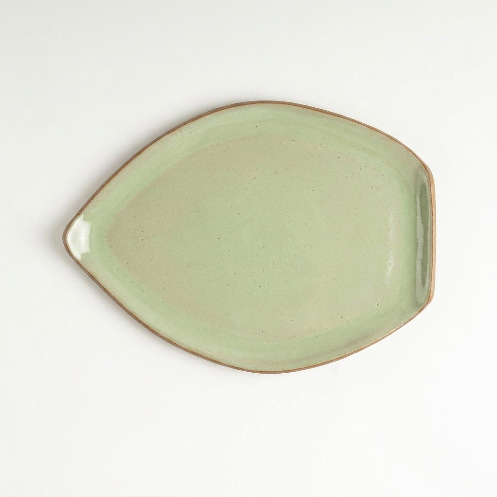Travessa Folha em cerâmica artesanal — tamanho 27CM x 20CM, argila Cappuccino, esmalte Verde Menta