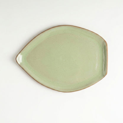 Travessa Folha em cerâmica artesanal — tamanho 27CM x 20CM, argila Cappuccino, esmalte Verde Menta