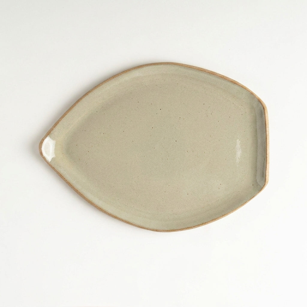 Travessa Folha em cerâmica artesanal — tamanho 27CM x 20CM, argila Cappuccino, esmalte Verde Pompeia