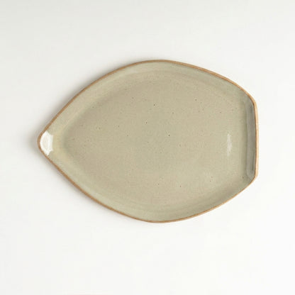 Travessa Folha em cerâmica artesanal — tamanho 27CM x 20CM, argila Cappuccino, esmalte Verde Pompeia