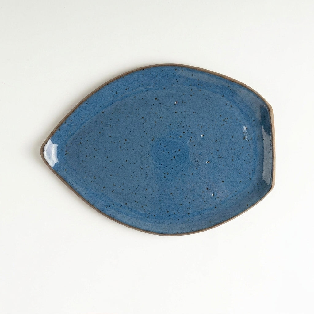 Travessa Folha em cerâmica artesanal — tamanho 27CM x 20CM, argila Flocos, esmalte Azul Safira