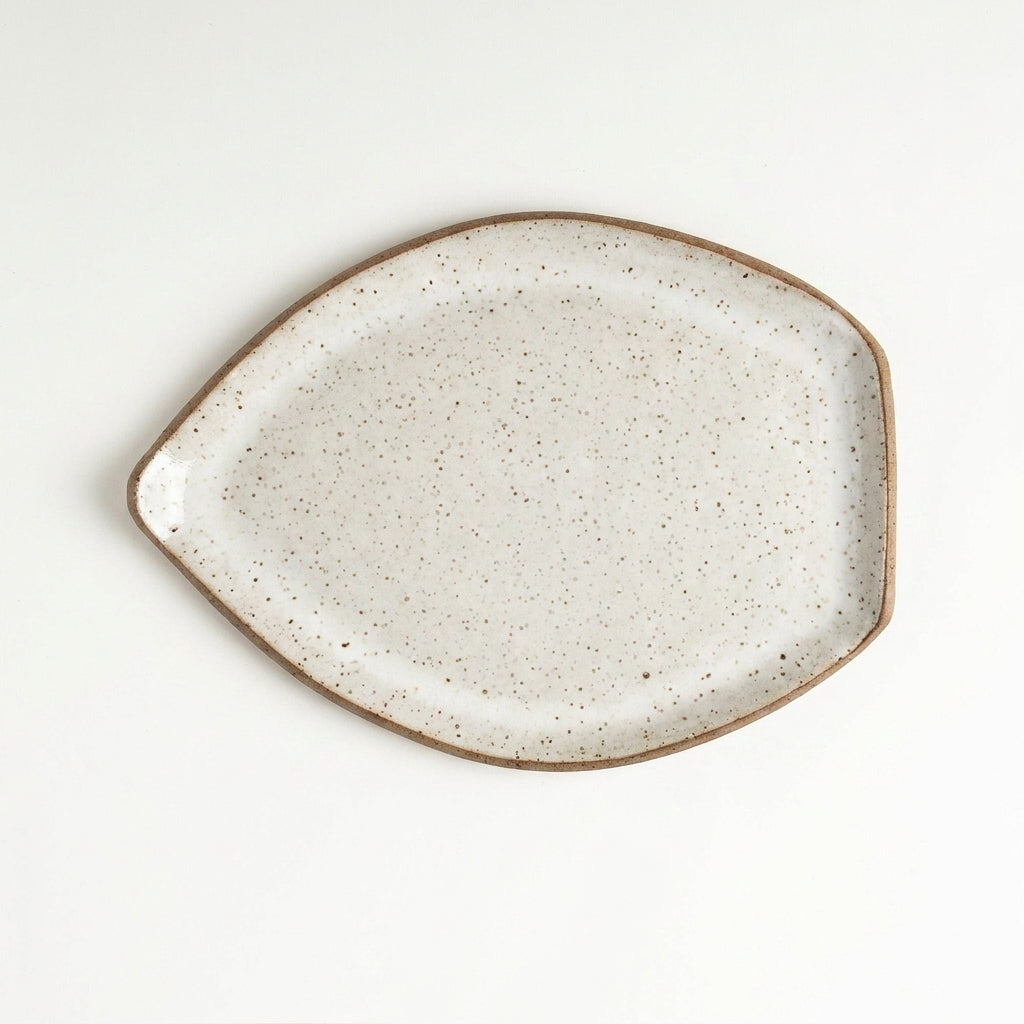 Travessa Folha em cerâmica artesanal — tamanho 27CM x 20CM, argila Flocos, esmalte Branco AMME