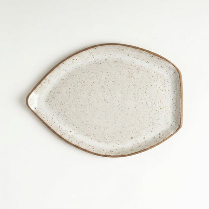 Travessa Folha em cerâmica artesanal — tamanho 27CM x 20CM, argila Flocos, esmalte Branco AMME