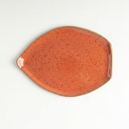 Travessa Folha em cerâmica artesanal — tamanho 27CM x 20CM, argila Flocos, esmalte Laranja Intenso