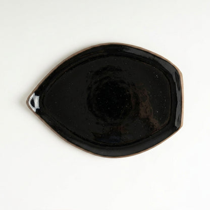 Travessa Folha em cerâmica artesanal — tamanho 27CM x 20CM, argila Flocos, esmalte Preto Ébano