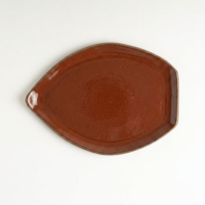 Travessa Folha em cerâmica artesanal — tamanho 27CM x 20CM, argila Flocos, esmalte Sol de Terracota