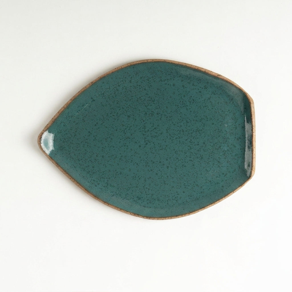 Travessa Folha em cerâmica artesanal — tamanho 27CM x 20CM, argila Flocos, esmalte Verde Exército