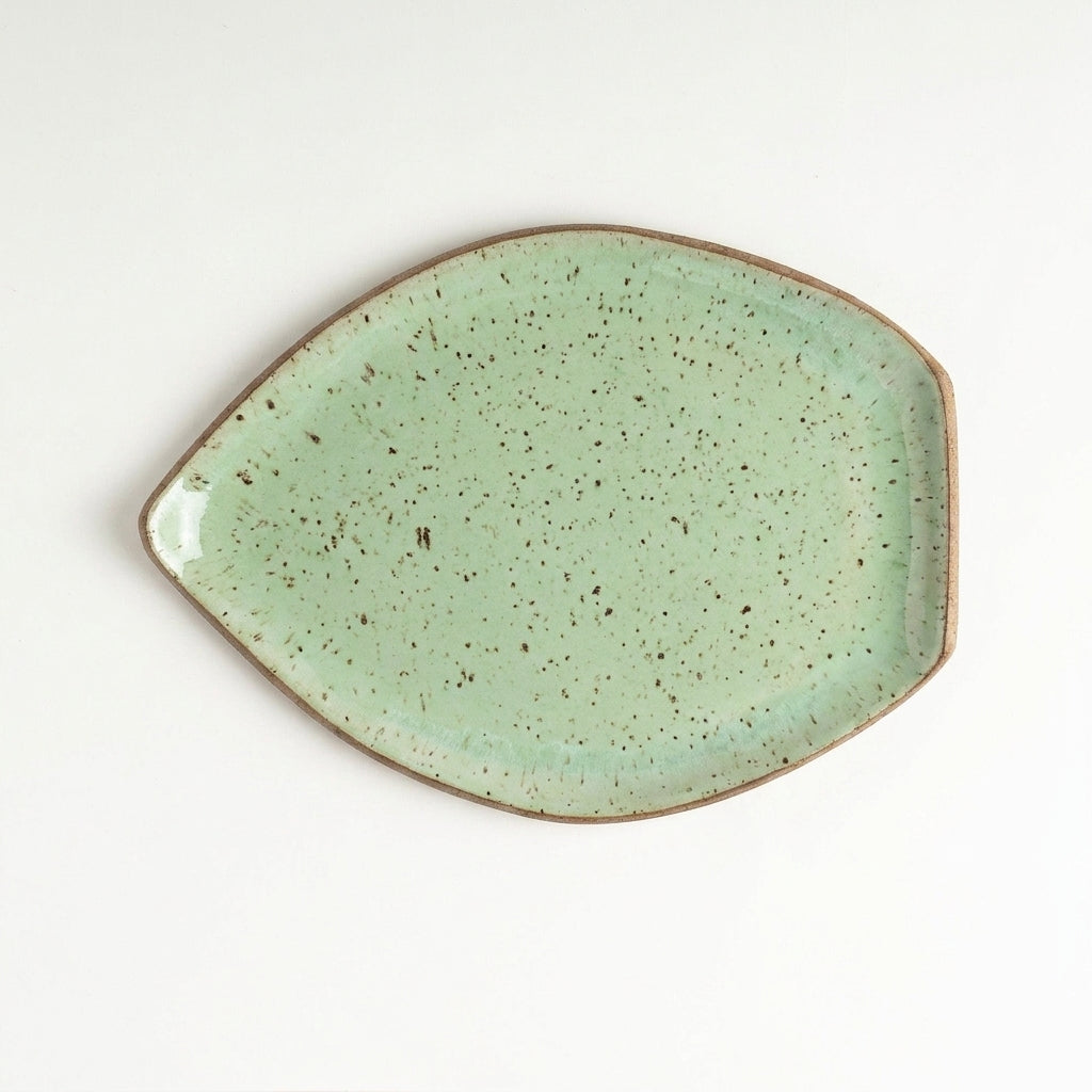 Travessa Folha em cerâmica artesanal — tamanho 27CM x 20CM, argila Flocos, esmalte Verde Menta