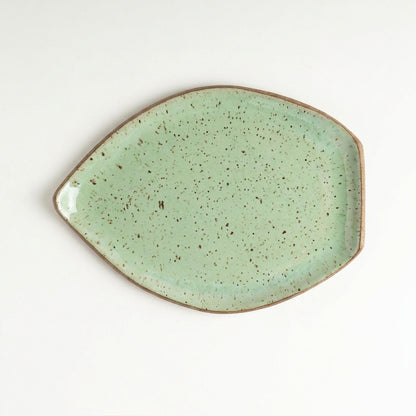 Travessa Folha em cerâmica artesanal — tamanho 27CM x 20CM, argila Flocos, esmalte Verde Menta