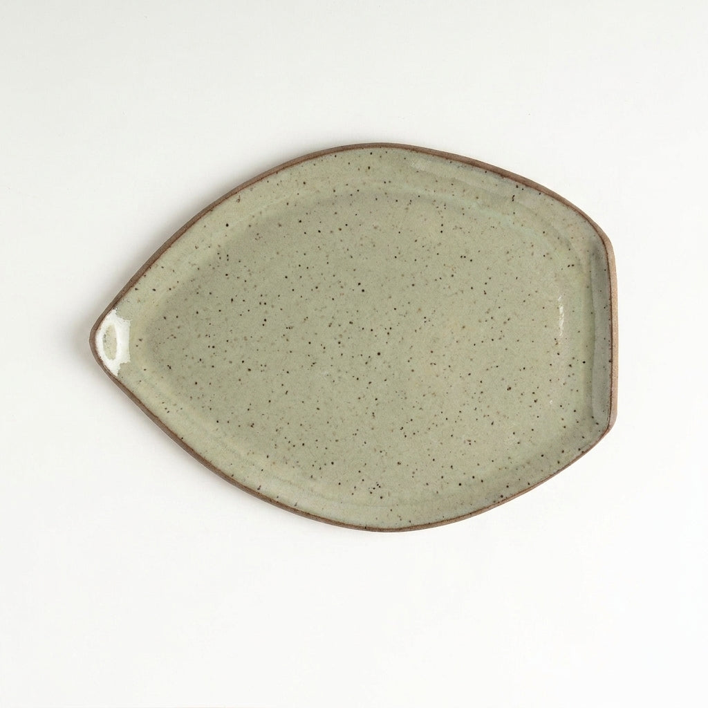 Travessa Folha em cerâmica artesanal — tamanho 27CM x 20CM, argila Flocos, esmalte Verde Pompeia
