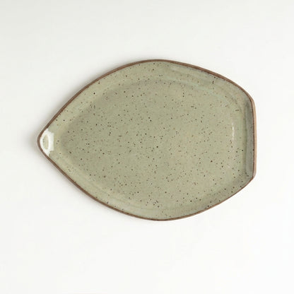 Travessa Folha em cerâmica artesanal — tamanho 27CM x 20CM, argila Flocos, esmalte Verde Pompeia
