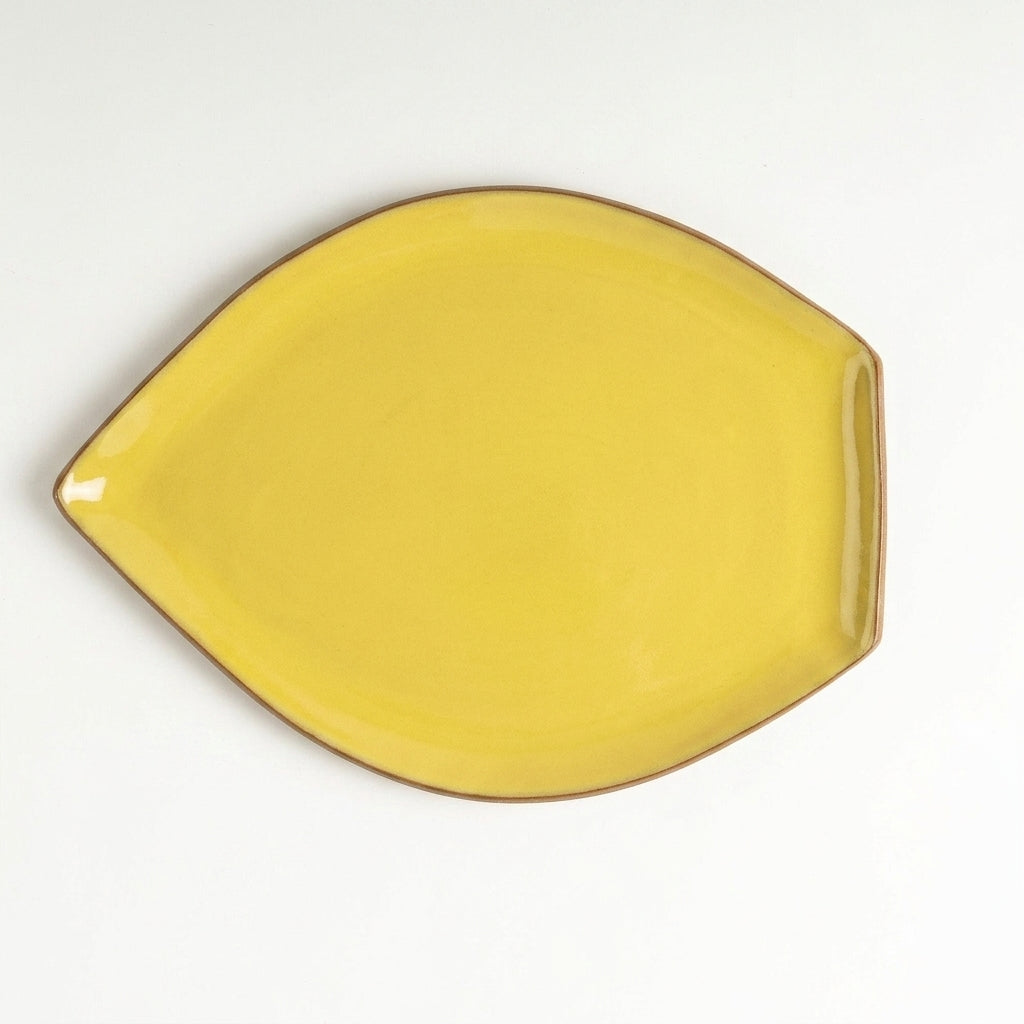 Travessa Folha em cerâmica artesanal — tamanho 29CM x 22CM, argila Cappuccino, esmalte Amarelo Intenso