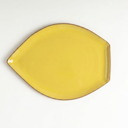 Travessa Folha em cerâmica artesanal — tamanho 29CM x 22CM, argila Cappuccino, esmalte Amarelo Intenso