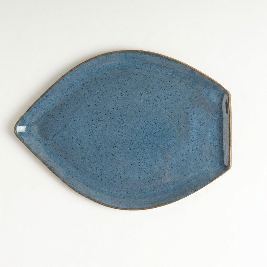 Travessa Folha em cerâmica artesanal — tamanho 29CM x 22CM, argila Cappuccino, esmalte Azul Safira
