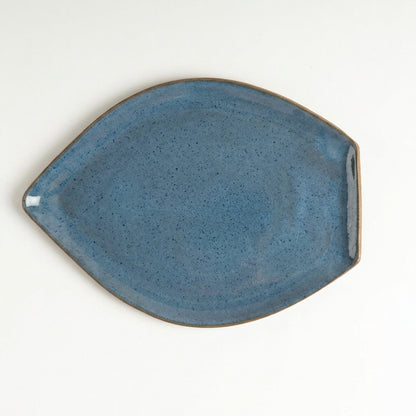 Travessa Folha em cerâmica artesanal — tamanho 29CM x 22CM, argila Cappuccino, esmalte Azul Safira