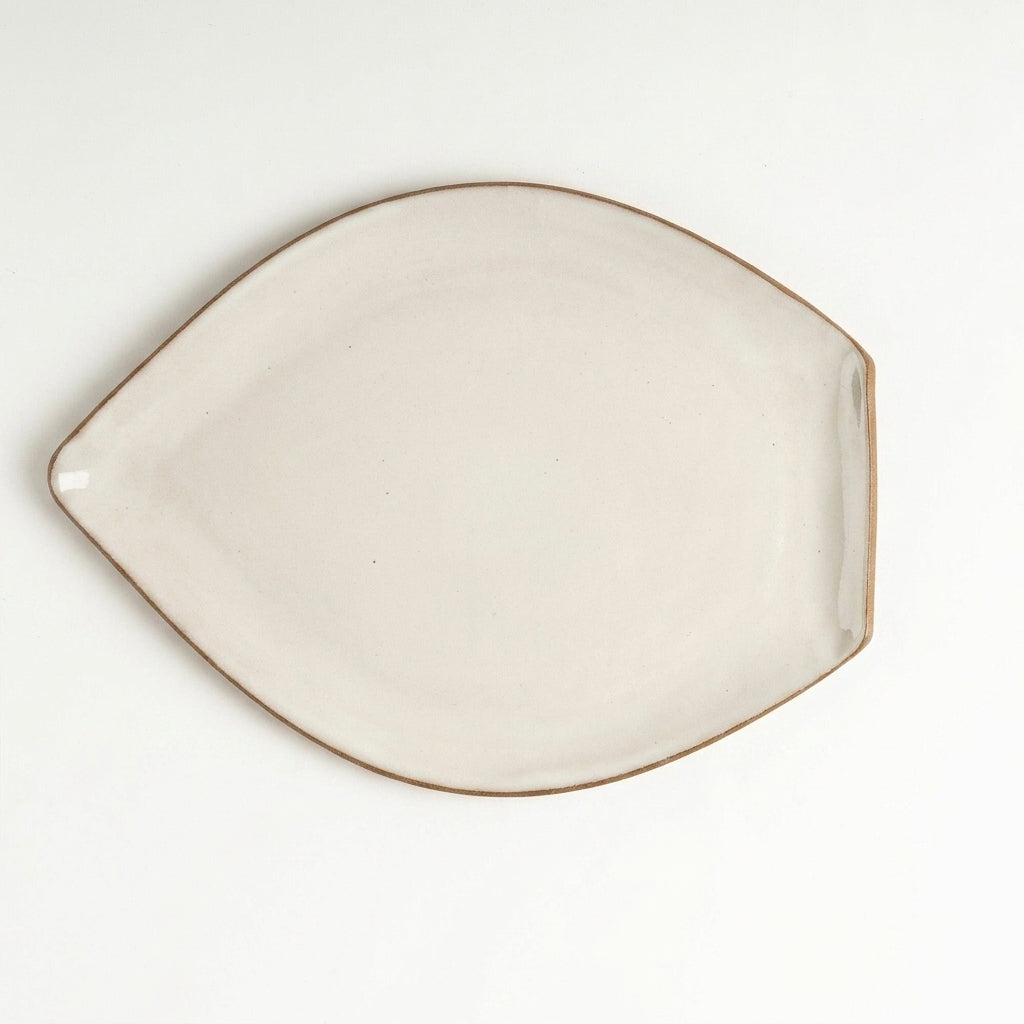 Travessa Folha em cerâmica artesanal — tamanho 29CM x 22CM, argila Cappuccino, esmalte Branco AMME
