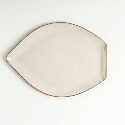 Travessa Folha em cerâmica artesanal — tamanho 29CM x 22CM, argila Cappuccino, esmalte Branco AMME
