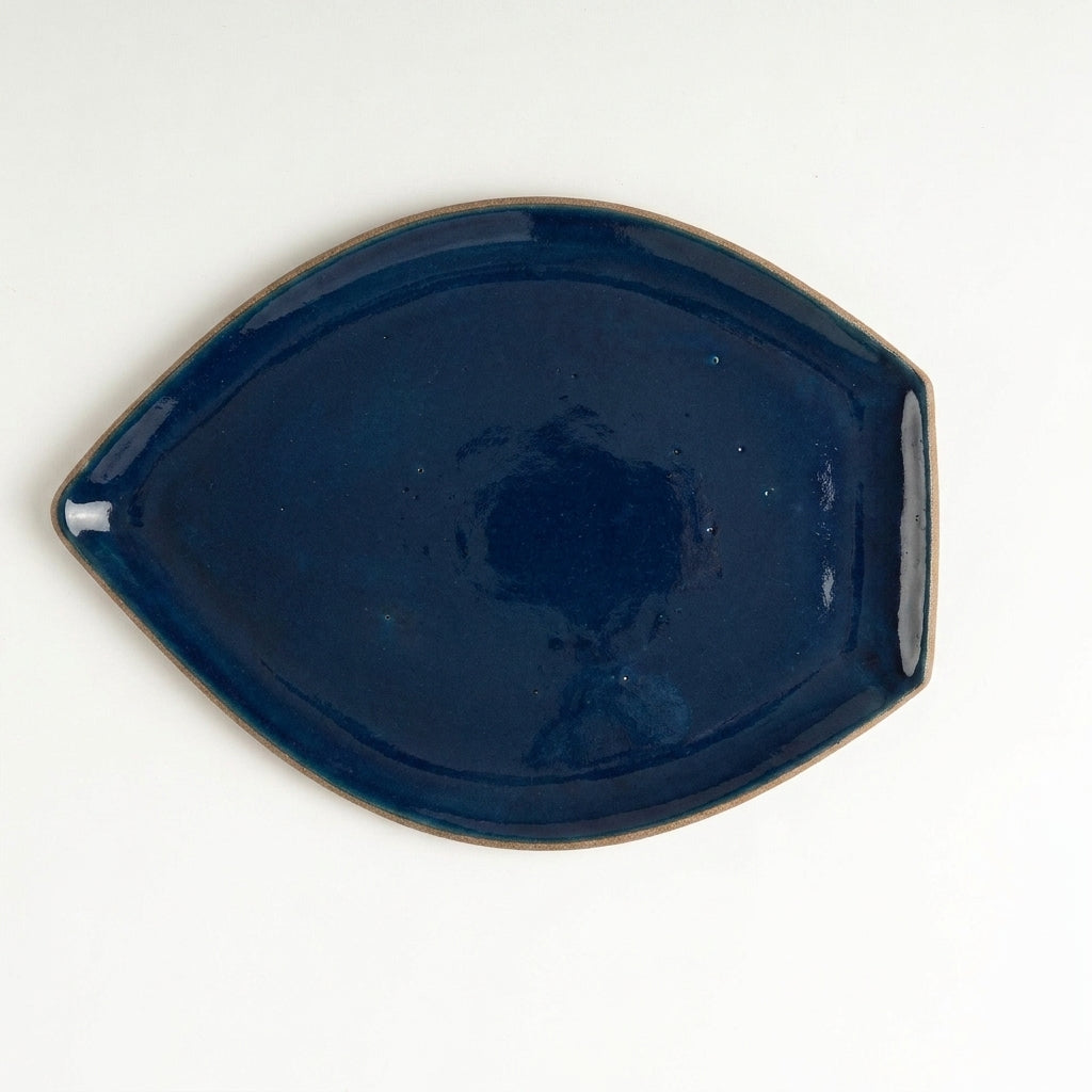 Travessa Folha em cerâmica artesanal — tamanho 29CM x 22CM, argila Cappuccino, esmalte Lazuli