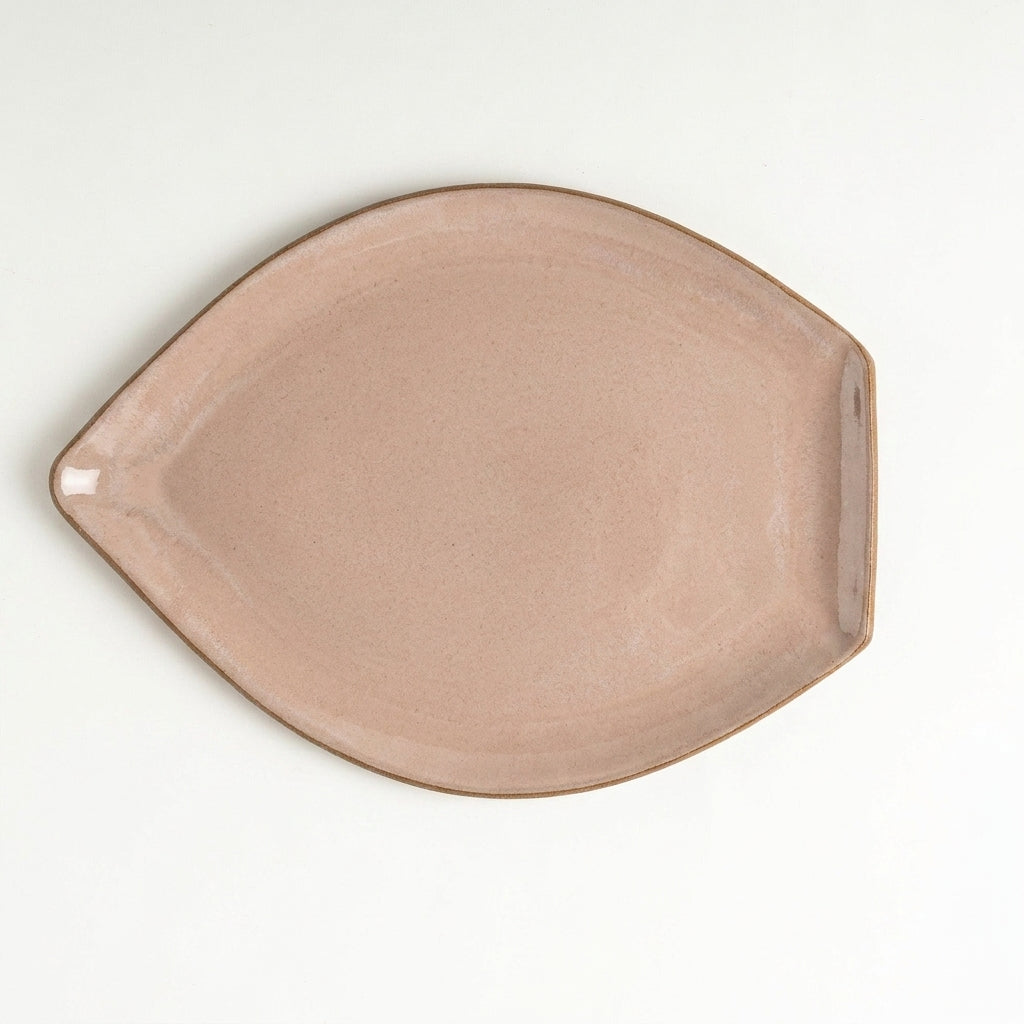 Travessa Folha em cerâmica artesanal — tamanho 29CM x 22CM, argila Cappuccino, esmalte Nude