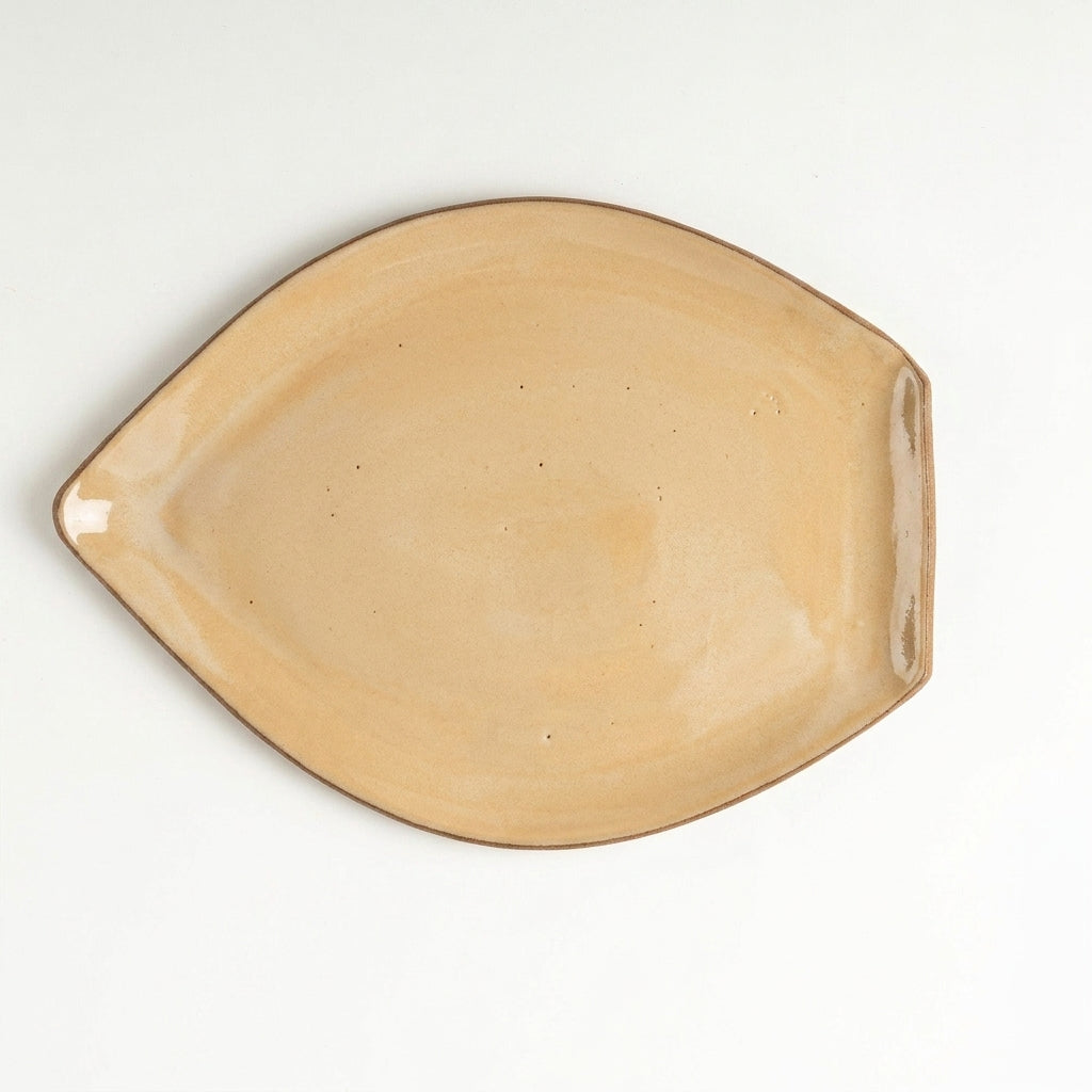 Travessa Folha em cerâmica artesanal — tamanho 29CM x 22CM, argila Cappuccino, esmalte Pedra Sabão