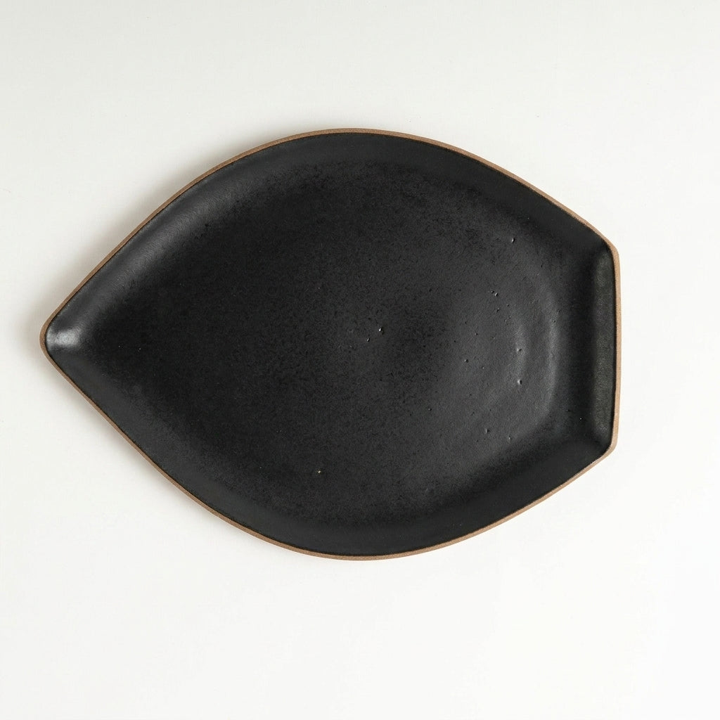 Travessa Folha em cerâmica artesanal — tamanho 29CM x 22CM, argila Cappuccino, esmalte Preto Acetinado