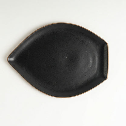 Travessa Folha em cerâmica artesanal — tamanho 29CM x 22CM, argila Cappuccino, esmalte Preto Acetinado