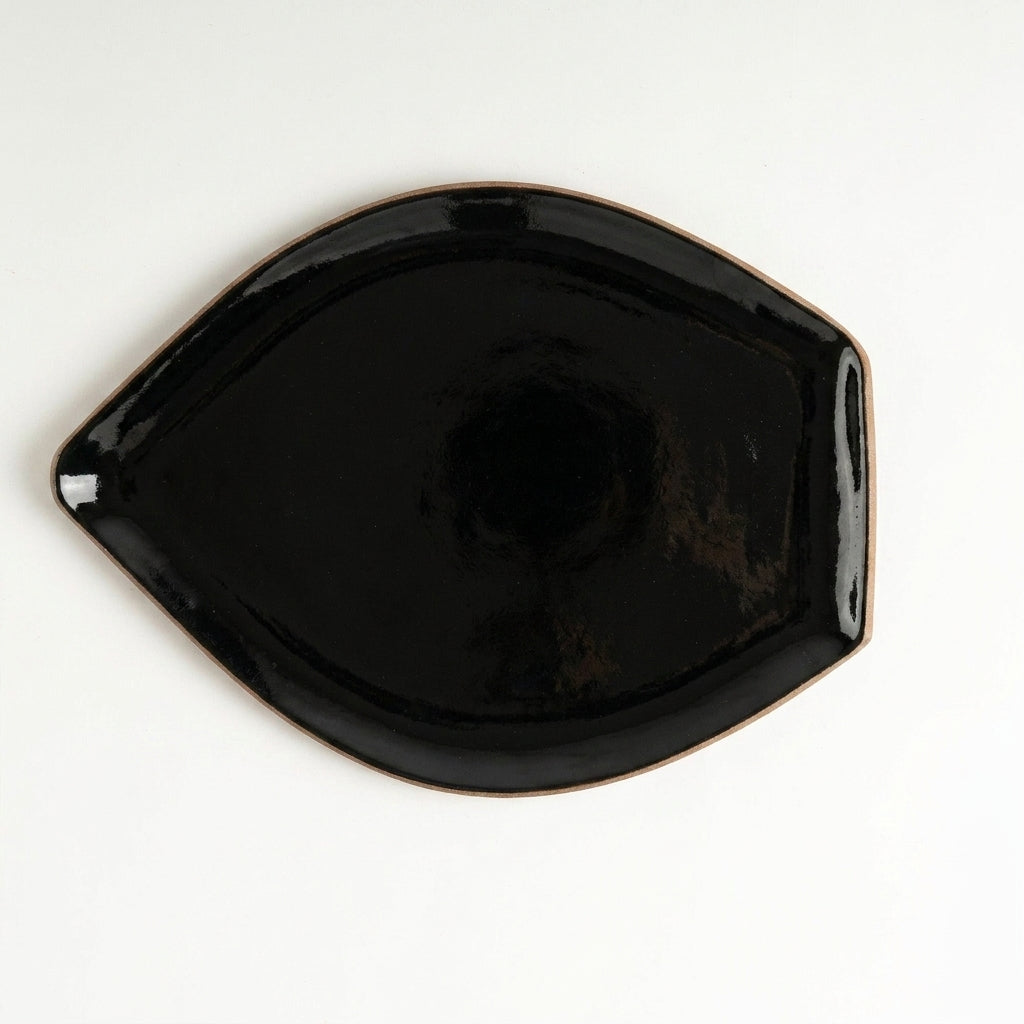 Travessa Folha em cerâmica artesanal — tamanho 29CM x 22CM, argila Cappuccino, esmalte Preto Ébano