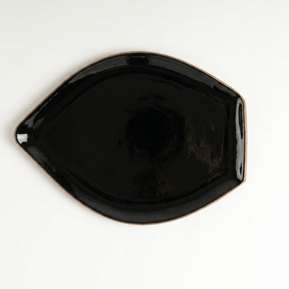 Travessa Folha em cerâmica artesanal — tamanho 29CM x 22CM, argila Cappuccino, esmalte Preto Ébano