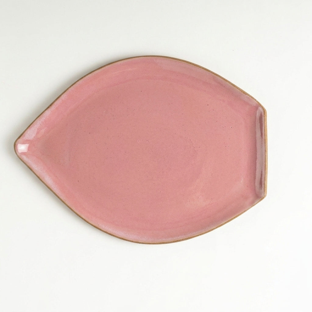 Travessa Folha em cerâmica artesanal — tamanho 29CM x 22CM, argila Cappuccino, esmalte Rosa Barbie